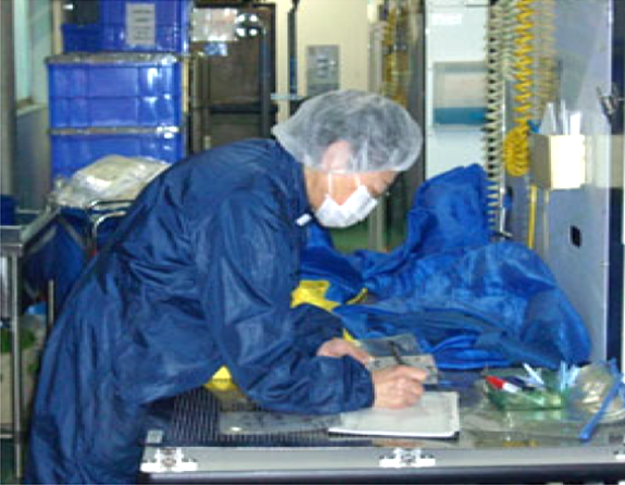 写真:クリーンルーム内専用無塵衣クリーニング