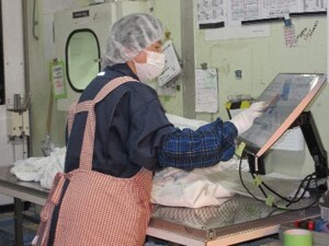 写真:クリーンルーム内専用無塵衣クリーニング